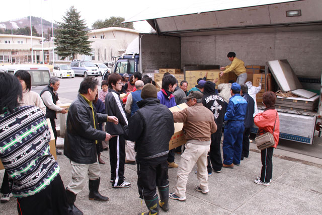 支援 物資 搬入