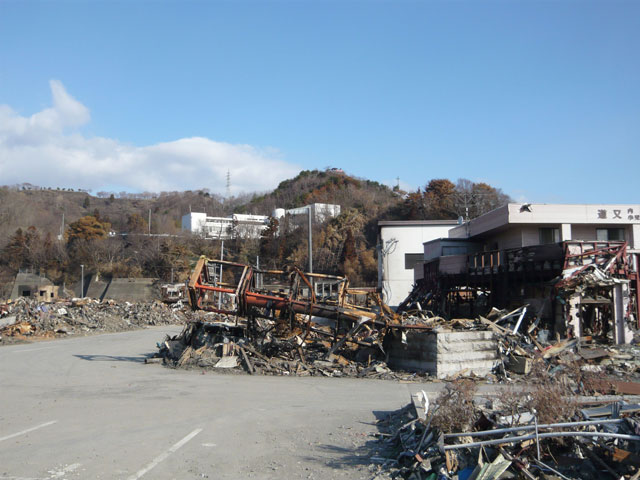 Volunteer / Look the central community center from Otsuchi station