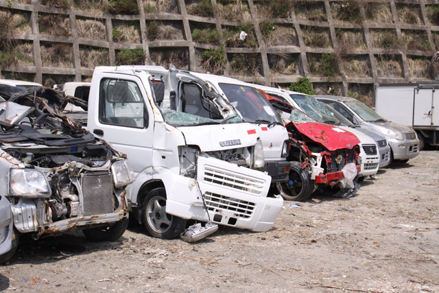 被災車 町営住宅前広場