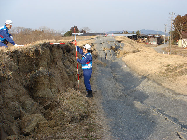TEC-FORCE / Research / Damage / Levee / Fissure / Naruse river