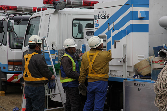 定川 排水作業 排水ポンプ車